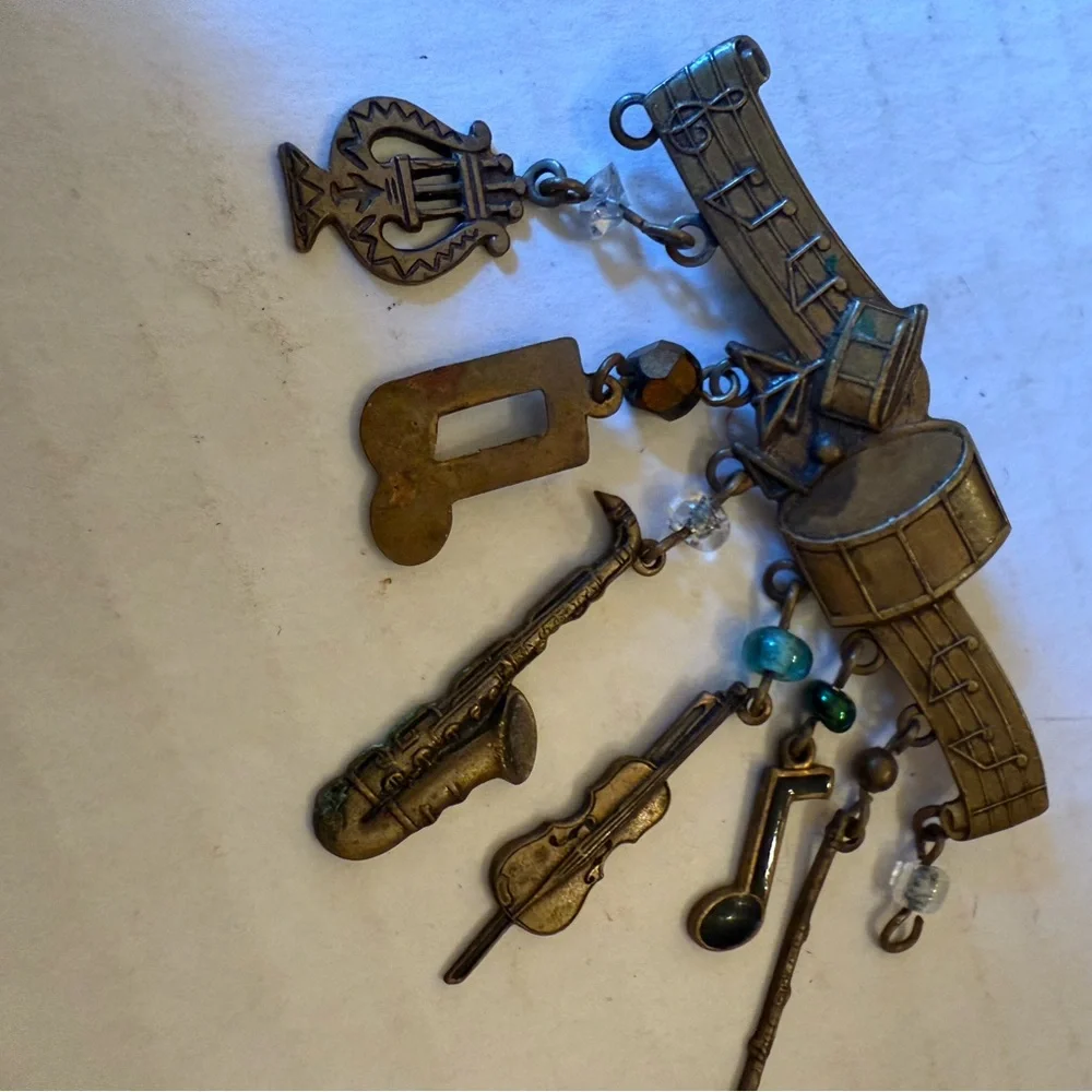 Musical Instrument pin / brooch Bronze